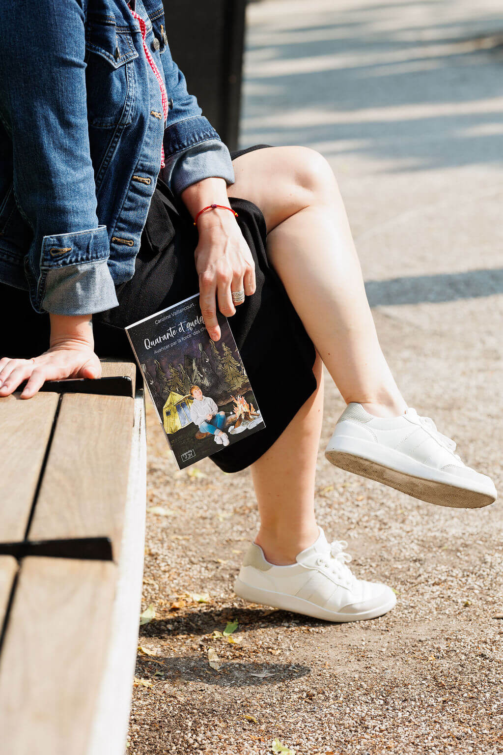 Caroline avec un livre